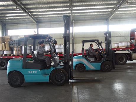 叉車(chē)裝卸貨物